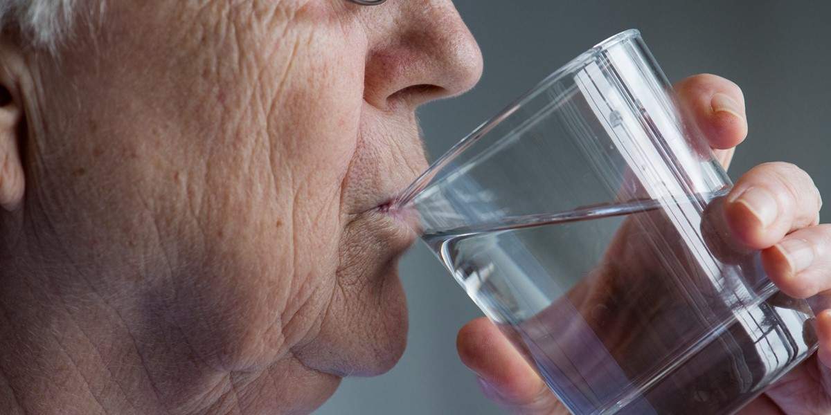 personas mayor bebiendo agua